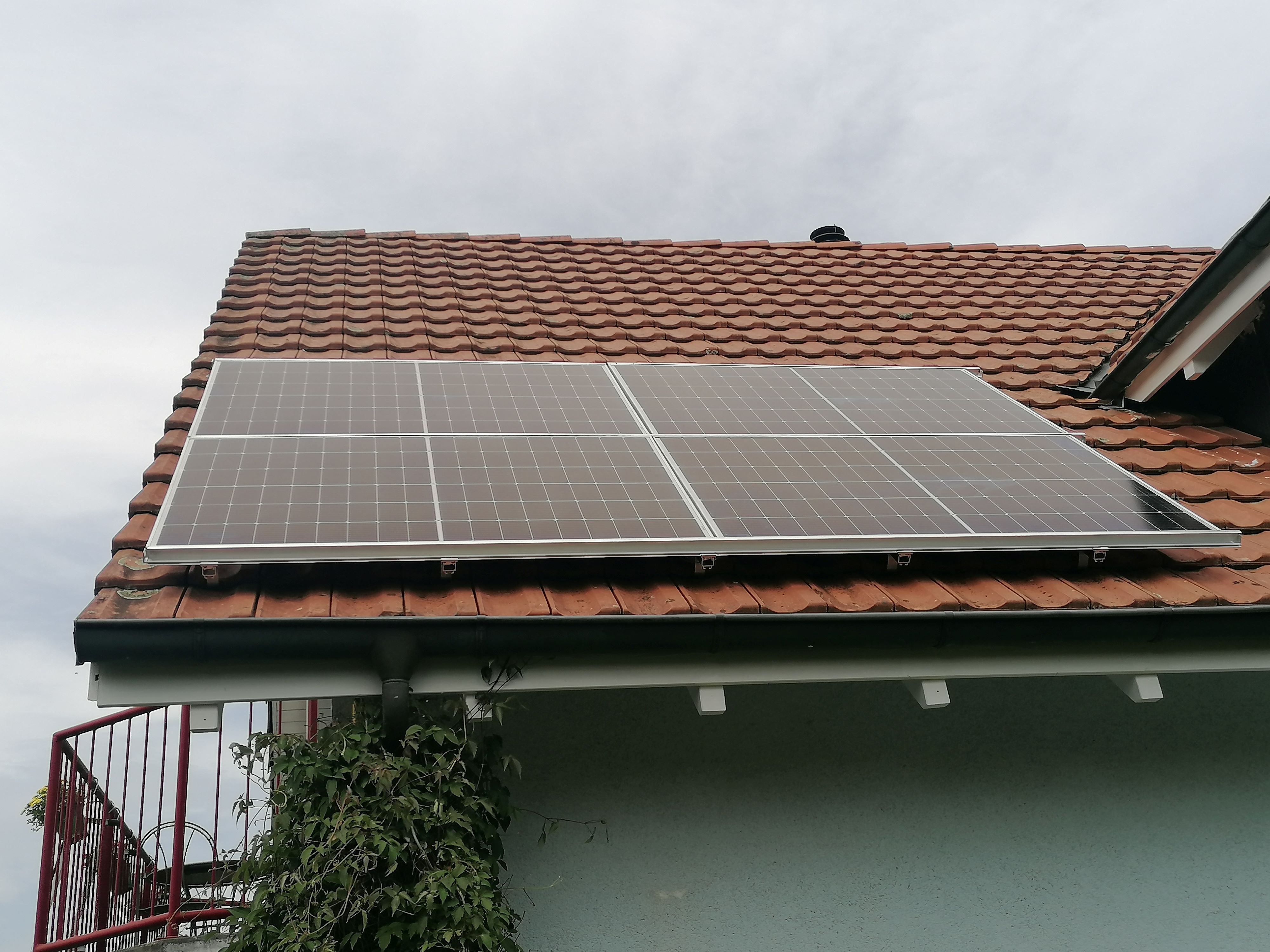 PV-Module sind platziert und angeschlossen